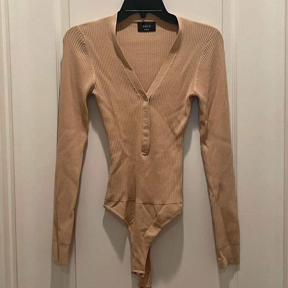 Vici Women’s Long Sleeved Ribbed Bodysuit Size Large in Camel Brown